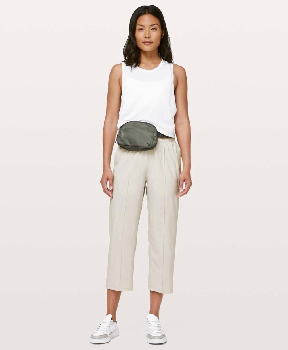 Lululemon Wanderer Crop in Silverstone - Size 8